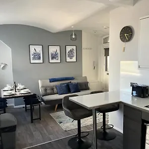  Apartment Windsor Deluxe - Modern City Centre 5min From Beach & Station
