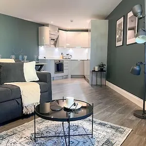  Apartment Central - 5 Min Walk From Beach And Pier And Within Walking Distance Of The Train Station - Sleeps Up To 6 Guests!